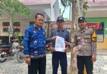 Penulisan Bhabinkamtibmas Salurkan Undangan Jalur Prestasi SMA Kemala Taruna Bhayangkara kepada Siswa SMPN 1 Pedongga