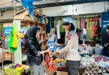 Sat Lantas Polres Pasangkayu Edukasi Pedagang dan Pengunjung Pasar Smart,