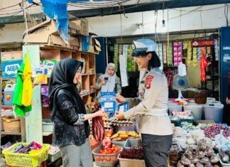 Sat Lantas Polres Pasangkayu Edukasi Pedagang dan Pengunjung Pasar Smart,
