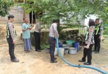 Jumat Berkah, Sat Lantas Polres Pasangkayu Salurkan 12 Ton Air Bersih untuk Warga Kampung Jawa di Tengah Kemarau Panjang