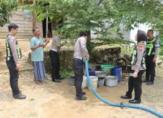 Jumat Berkah, Sat Lantas Polres Pasangkayu Salurkan 12 Ton Air Bersih untuk Warga Kampung Jawa di Tengah Kemarau Panjang