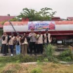 Peduli Warga di Musim Kemarau, Bhabinkamtibmas Randomayang Bersama Mahasiswa KKN Salurkan Air Bersih