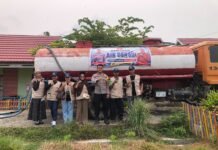 Peduli Warga di Musim Kemarau, Bhabinkamtibmas Randomayang Bersama Mahasiswa KKN Salurkan Air Bersih