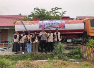 Peduli Warga di Musim Kemarau, Bhabinkamtibmas Randomayang Bersama Mahasiswa KKN Salurkan Air Bersih