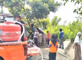 Peduli Warga di Musim Kemarau, Bhabinkamtibmas Bersama Basarnas dan BPBD Salurkan Air Bersih di Dusun Taranja