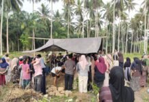 Wujud Kepedulian, Bhabinkamtibmas Polsek Bambalamotu Melayat ke Rumah Duka dan Kawal Pemakaman Warga