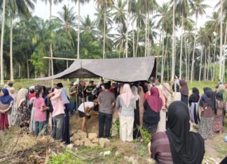 Wujud Kepedulian, Bhabinkamtibmas Polsek Bambalamotu Melayat ke Rumah Duka dan Kawal Pemakaman Warga