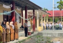 Polisi Peduli Pendidikan, Kapolsek dan Waka Polsek Sarudu Jadi Pembina Upacara di SMPN dan SMAN 1 Dapurang