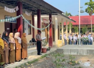 Polisi Peduli Pendidikan, Kapolsek dan Waka Polsek Sarudu Jadi Pembina Upacara di SMPN dan SMAN 1 Dapurang