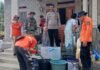 Peduli Warga di Musim Kemarau, Bhabinkamtibmas Desa Sarjo Bersama Lintas Sektor Salurkan Air Bersih