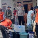 Peduli Warga di Musim Kemarau, Bhabinkamtibmas Desa Sarjo Bersama Lintas Sektor Salurkan Air Bersih