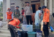 Peduli Warga di Musim Kemarau, Bhabinkamtibmas Desa Sarjo Bersama Lintas Sektor Salurkan Air Bersih