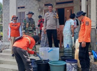 Peduli Warga di Musim Kemarau, Bhabinkamtibmas Desa Sarjo Bersama Lintas Sektor Salurkan Air Bersih