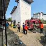 Sinergi Lintas Sektor, Bhabinkamtibmas Polsek Baras Hadir Bantu Warga Penuhi Kebutuhan Air Bersih