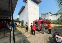Sinergi Lintas Sektor, Bhabinkamtibmas Polsek Baras Hadir Bantu Warga Penuhi Kebutuhan Air Bersih
