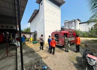 Sinergi Lintas Sektor, Bhabinkamtibmas Polsek Baras Hadir Bantu Warga Penuhi Kebutuhan Air Bersih