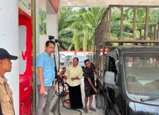 Polsek Baras Pantau Antrean BBM di SPBU Lambara, Pastikan Tertib dan Kondusif