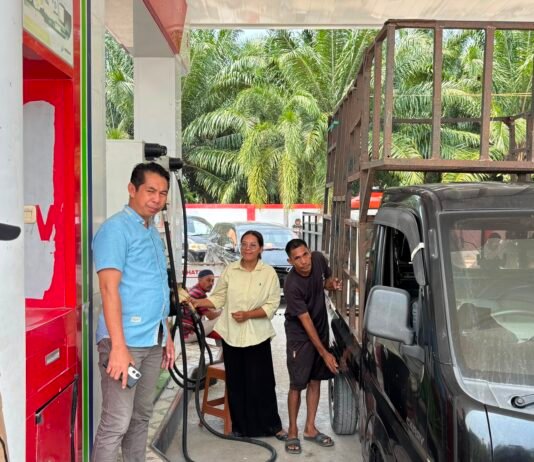 Polsek Baras Pantau Antrean BBM di SPBU Lambara, Pastikan Tertib dan Kondusif