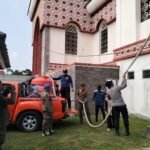 Peduli Warga di Musim Kemarau, Bhabinkamtibmas Polsek Pasangkayu Salurkan Air Bersih di Masjid Al Madania