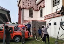 Peduli Warga di Musim Kemarau, Bhabinkamtibmas Polsek Pasangkayu Salurkan Air Bersih di Masjid Al Madania