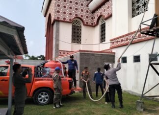 Peduli Warga di Musim Kemarau, Bhabinkamtibmas Polsek Pasangkayu Salurkan Air Bersih di Masjid Al Madania