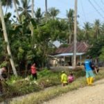 Bhabinkamtibmas Polsek Bambalamotu Bersama Warga Gotong Royong, Bersihkan Lingkungan Desa Kalola