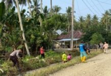 Bhabinkamtibmas Polsek Bambalamotu Bersama Warga Gotong Royong, Bersihkan Lingkungan Desa Kalola