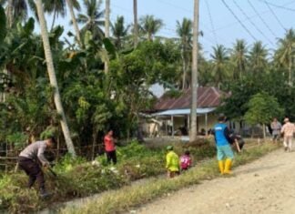 Bhabinkamtibmas Polsek Bambalamotu Bersama Warga Gotong Royong, Bersihkan Lingkungan Desa Kalola