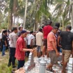 Hadir di Tengah Duka, Bhabinkamtibmas Desa Makmur Jaya Kawal dan Antar Jenazah ke Pemakaman