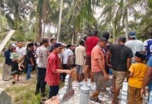 Hadir di Tengah Duka, Bhabinkamtibmas Desa Makmur Jaya Kawal dan Antar Jenazah ke Pemakaman