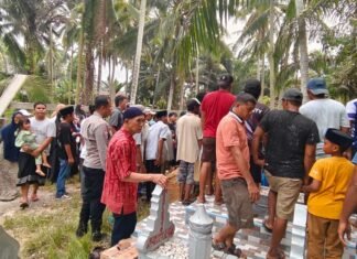 Hadir di Tengah Duka, Bhabinkamtibmas Desa Makmur Jaya Kawal dan Antar Jenazah ke Pemakaman