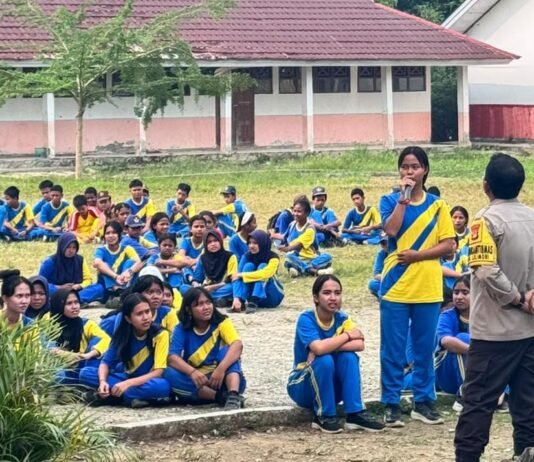 Polisi Masuk Sekolah, Bhabinkamtibmas Polsek Baras Edukasi Pelajar tentang Bullying, Hoaks, dan Bahaya Narkoba