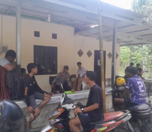 Bhabinkamtibmas Polsek Pasangkayu Ajak Warga Jaga Kamtibmas dan Manfaatkan Layanan Hotline 110