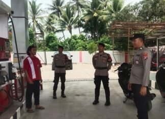 Stok BBM Menipis, Polsek Pasangkayu Koordinasi dengan Pengawas SPBU Ako untuk Antisipasi Antrean Panjang
