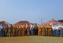 Kapolsek dan Waka Polsek Sarudu Jadi Pembina Upacara di Sekolah, Sampaikan Pesan Tegas tentang Disiplin dan Kenakalan Remaja