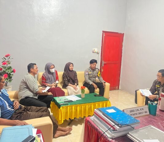 Sambangi SMAN 1 Tikke Raya, Bhabinkamtibmas Ajak Pihak Sekolah Bersinergi Jaga Kamtibmas