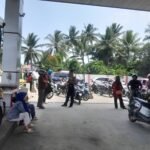 Cegah Gangguan Kamtibmas, Bhabinkamtibmas Polsek Pasangkayu Tertibkan Antrean BBM di SPBU Ako