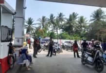 Cegah Gangguan Kamtibmas, Bhabinkamtibmas Polsek Pasangkayu Tertibkan Antrean BBM di SPBU Ako