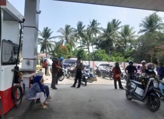 Cegah Gangguan Kamtibmas, Bhabinkamtibmas Polsek Pasangkayu Tertibkan Antrean BBM di SPBU Ako