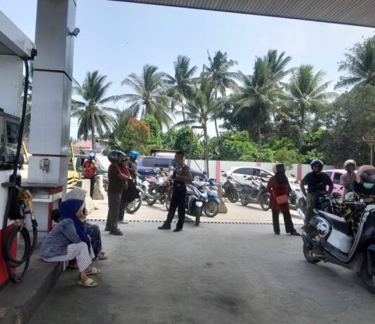Cegah Gangguan Kamtibmas, Bhabinkamtibmas Polsek Pasangkayu Tertibkan Antrean BBM di SPBU Ako