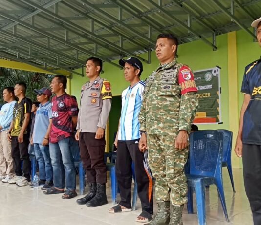 Dukung Semangat Olahraga Masyarakat, Bhabinkamtibmas Hadir di Pembukaan Mini Soccer Desa Kalola