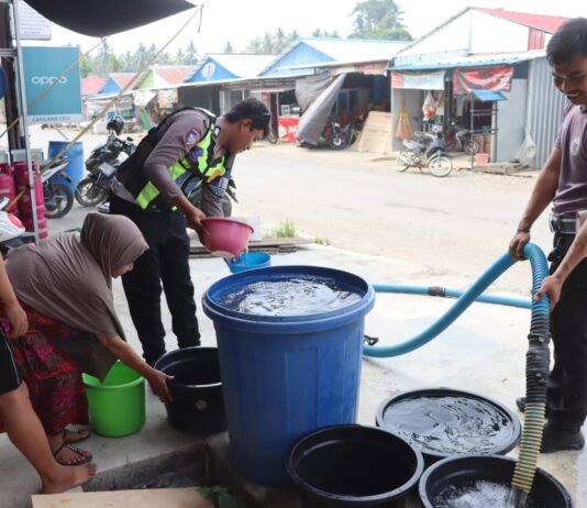 Jumat Berkah, Sat Lantas Polres Pasangkayu Salurkan Air Bersih untuk 10 KK di Dusun Ako